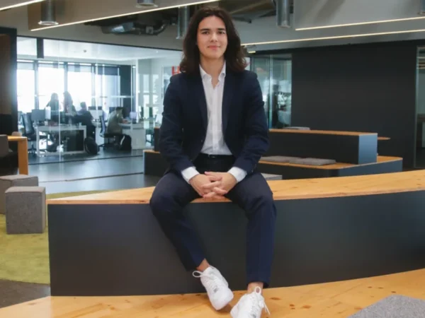 Álvaro Pintado emprendedor español presentando hello.app, su innovadora startup de almacenamiento descentralizado.