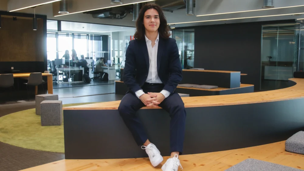 Álvaro Pintado emprendedor español presentando hello.app, su innovadora startup de almacenamiento descentralizado.