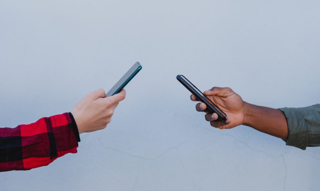 Comparativa Android vs iPhone para emprendedores en 2025: ventajas, precios, productividad y recomendaciones según tipo de negocio.