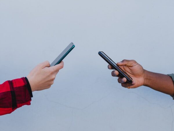 Comparativa Android vs iPhone para emprendedores en 2025: ventajas, precios, productividad y recomendaciones según tipo de negocio.