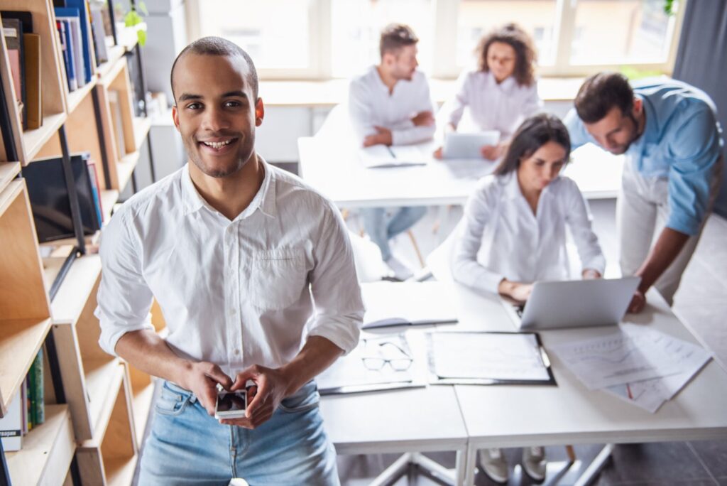 Cuota reducida autónomos España 2025 – Cómo pagar solo 80 € al mes y acceder a beneficios como nuevo emprendedor.