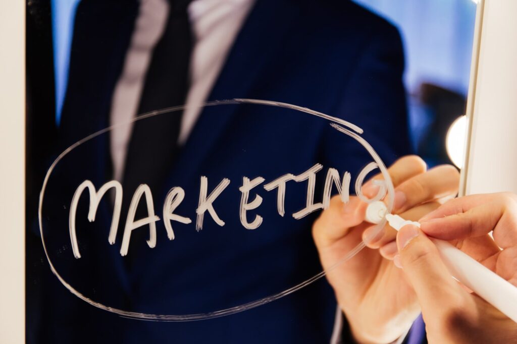 marketing efectivo Emprendedor equilibrando campañas rápidas de ventas con estrategias sólidas de branding a largo plazo