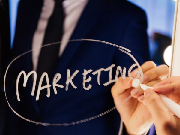 marketing efectivo Emprendedor equilibrando campañas rápidas de ventas con estrategias sólidas de branding a largo plazo