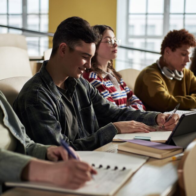 Adulto revisando su presupuesto mensual con una app de finanzas en 2025.